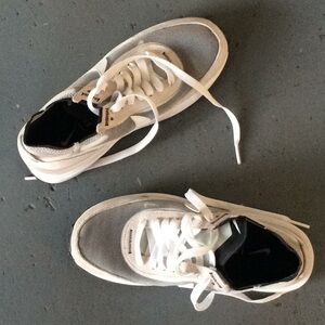 NIKE SNEAKERS SIZE 5